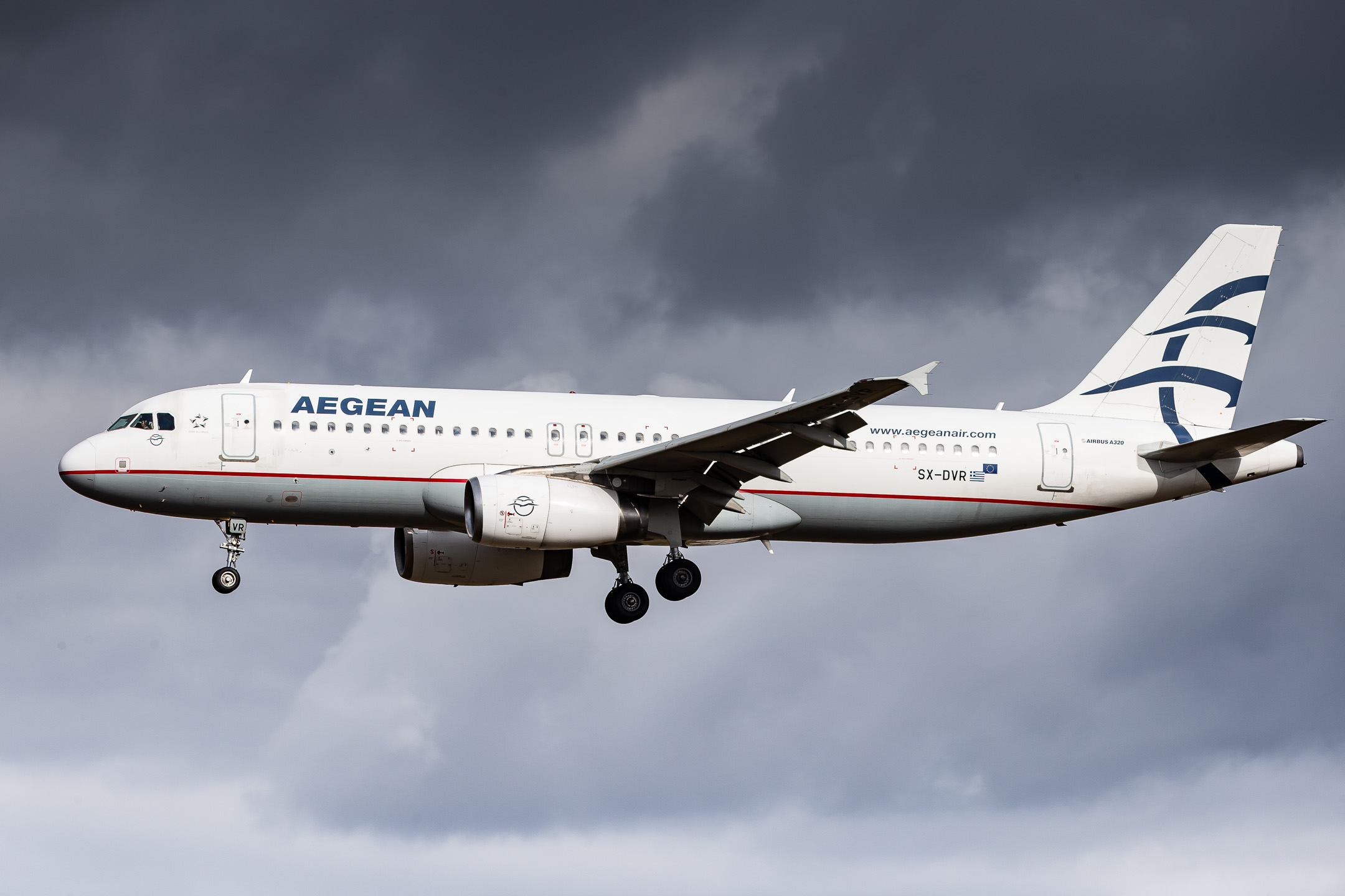 Aegean Airlines Airbus A320-200 "SX-DVR" on short final for runway 26L at München Airport, February 2023