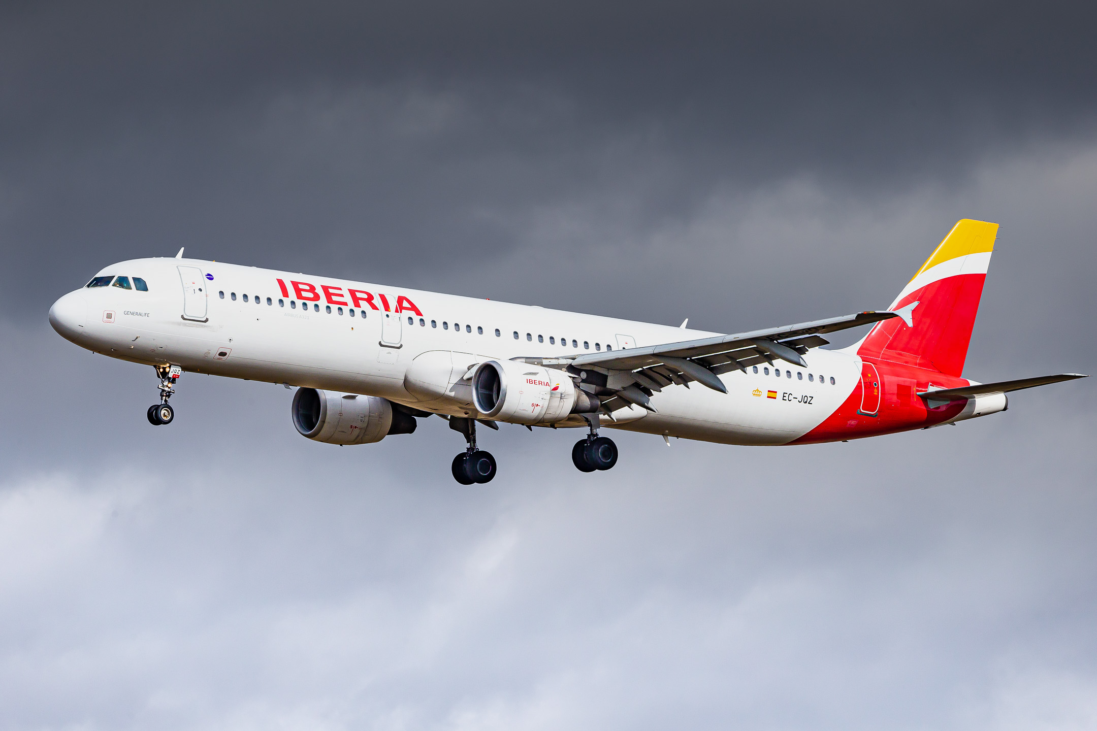 Iberia Airbus A321-200 "EC-JQZ" on short final for runway 26 left at München Airport on a very windy winter afternoon, February 2023