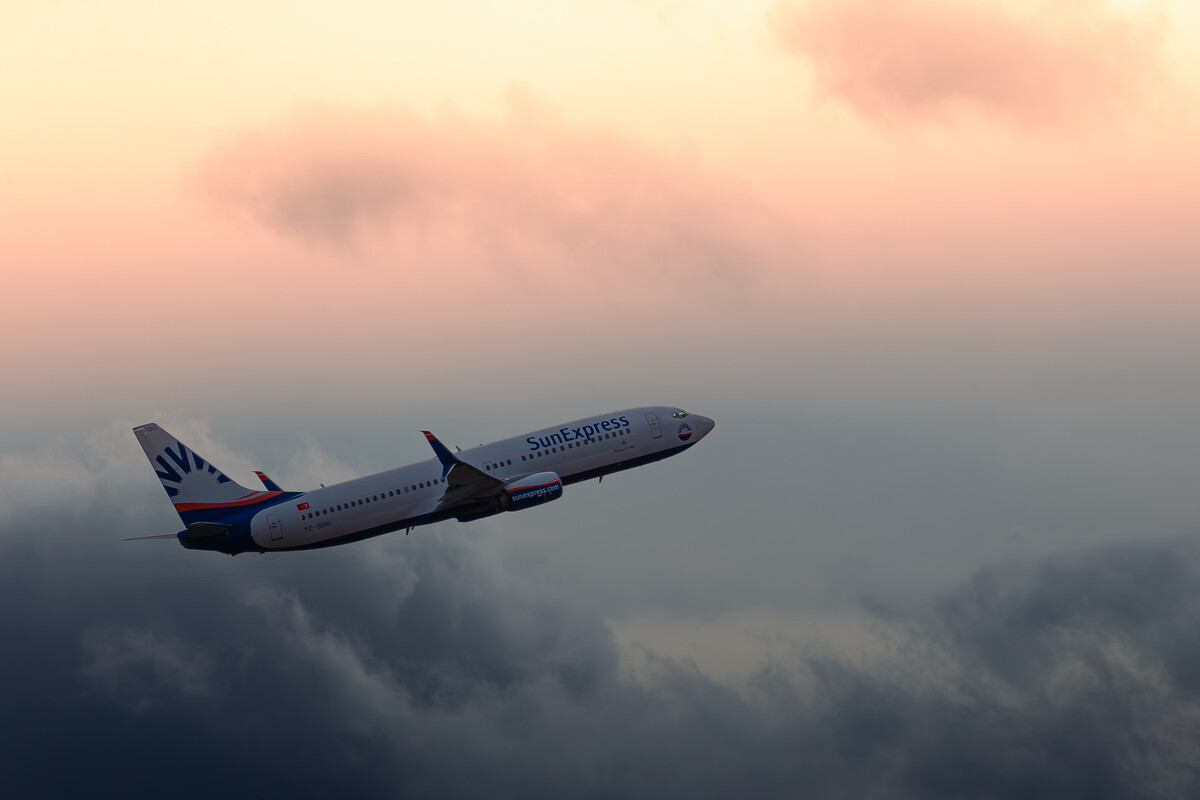 SunExpress Boeing 737-800 "TC-SOG" departing out of runway 26L at München Airport on a cloudy winter afternoon, February 2023