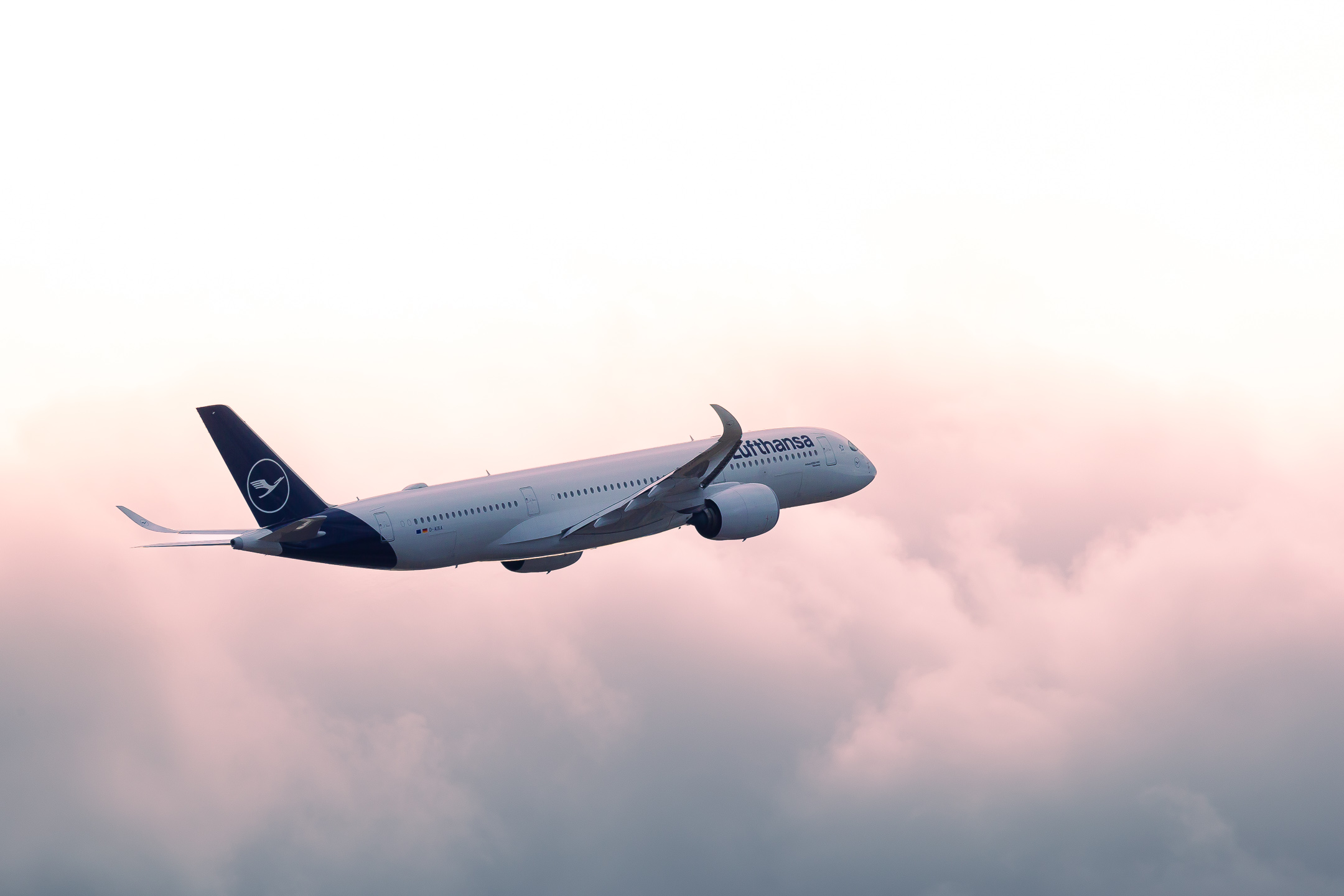 Lufthansa Airbus A350-900 "D-AIXA" departing into a bautiful sunset from runway 26L at München Airport on a cloudy winter afternoon, February 18th, 2023