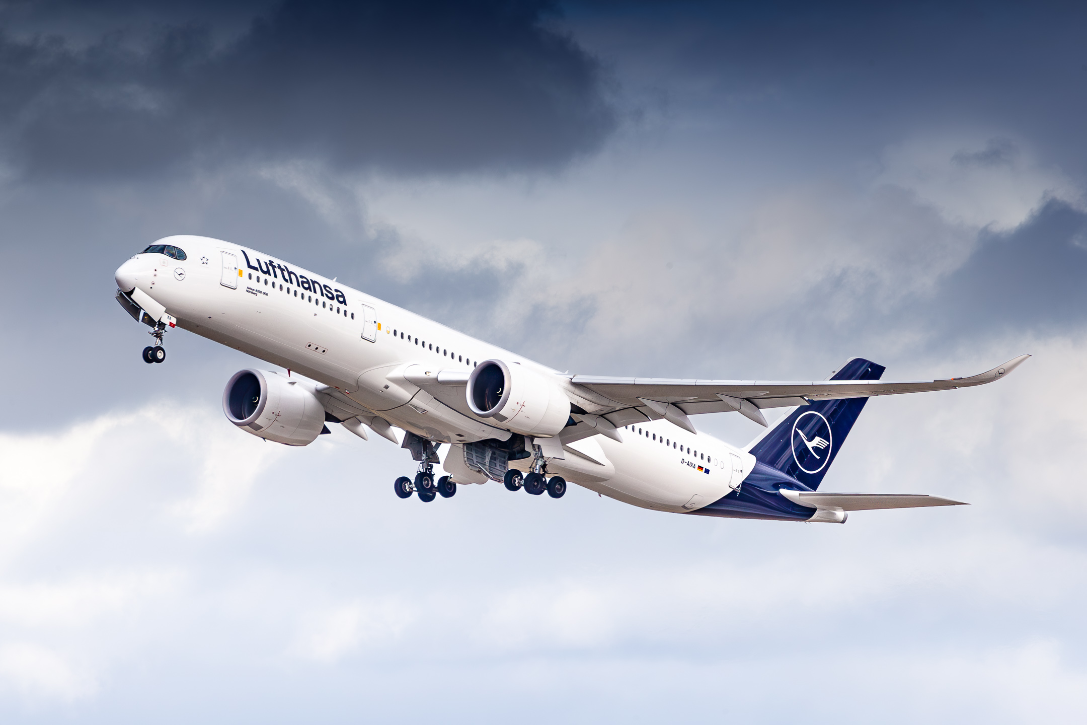 Lufthansa Airbus A350-900 ("D-AIXA") taking off from runway 26 right at München Airport on a cloudy winter afternoon, February 2023