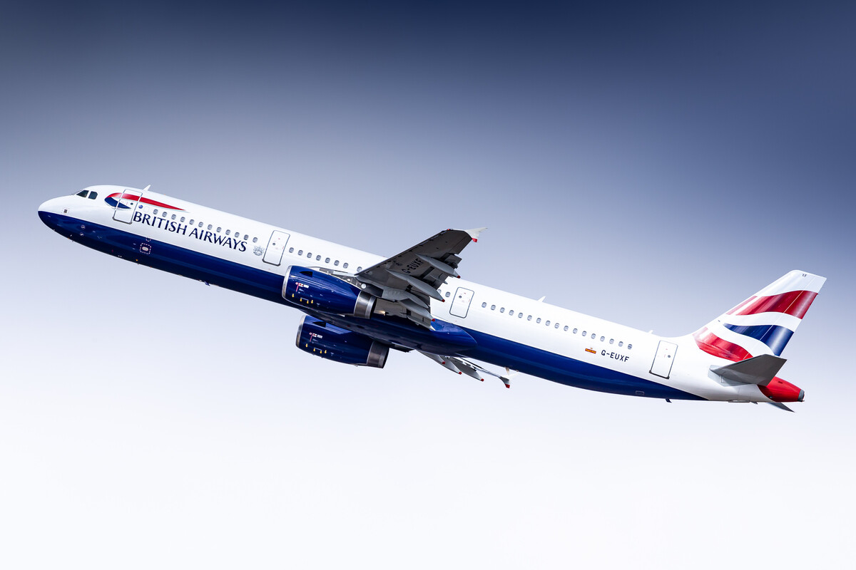 British Airways Airbus A321-200 ("G-EUXF") taking off from runway 26 right at München Airport on a cloudy winter morning, February 2023