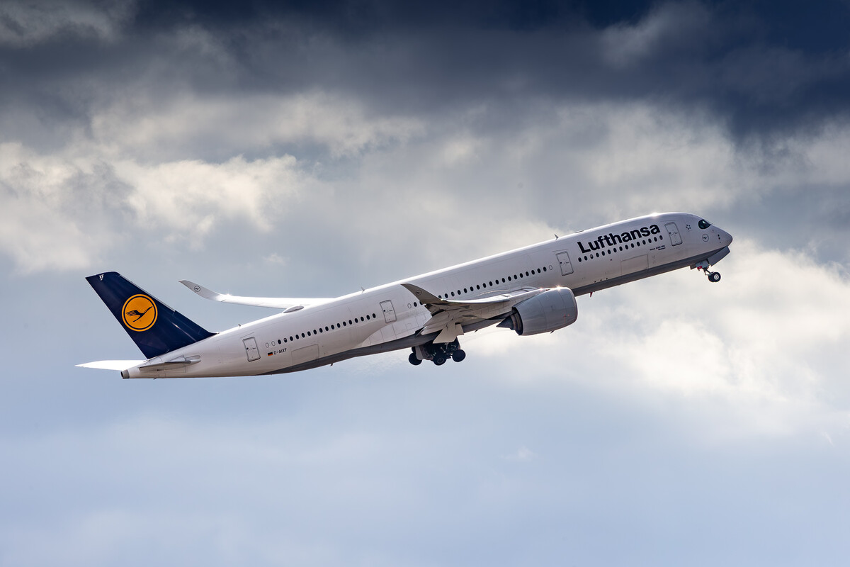 Lufthansa Airbus A350-900 ("D-AIXF") taking off from runway 26 left at München Airport on a cloudy winter afternoon, February 2023