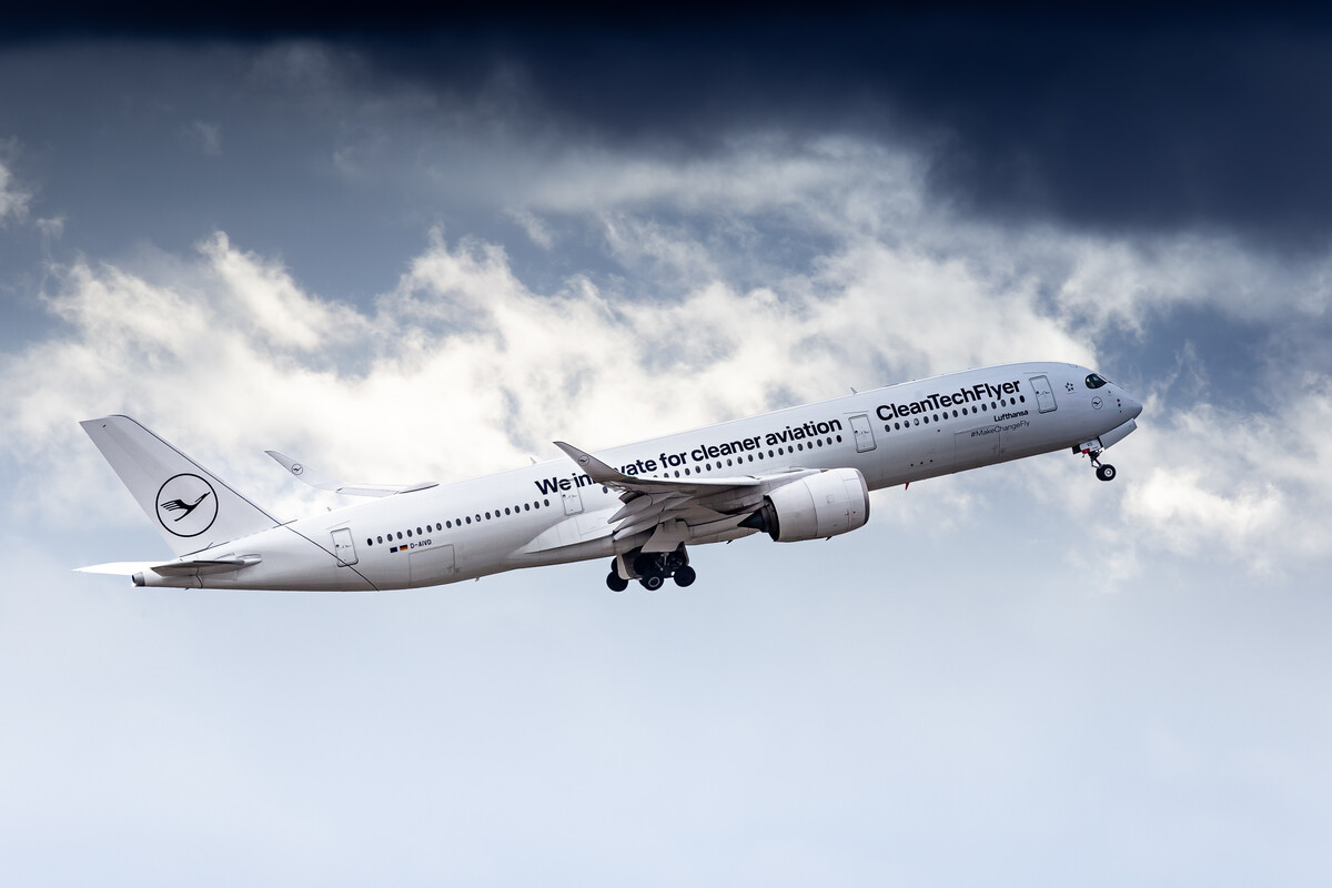 Lufthansa Airbus A350-900 "D-AIVD" taking off from runway 26L at München Airport on a cloudy winter afternoon, February 2023