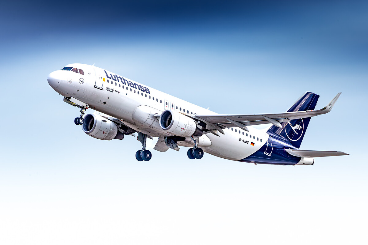 Lufthansa Airbus A320-200 ("D-AIWG") taking off from runway 26 right at München Airport on a bright winter morning, February 2023