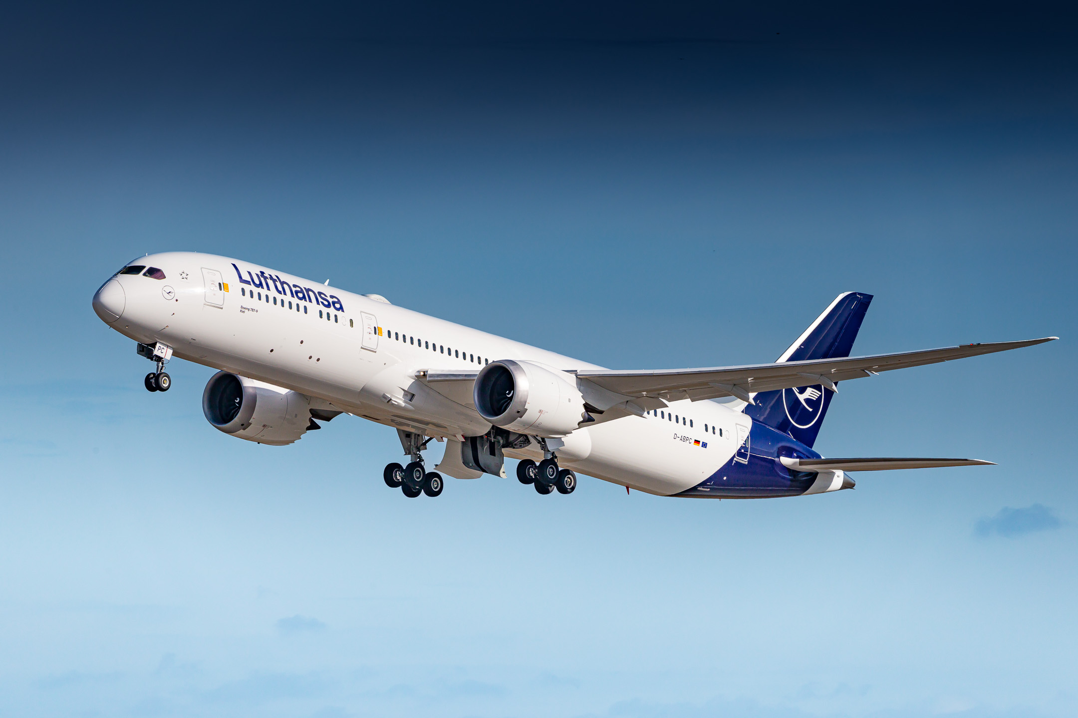 Lufthansa took over its first Boeing 787-9 Dreamliner in September 2022. Now in February 2023, the second Dreamliner (registration "D-ABPC") departs from Munich Airport for a quick hop to Frankfurt for some crew trainings.