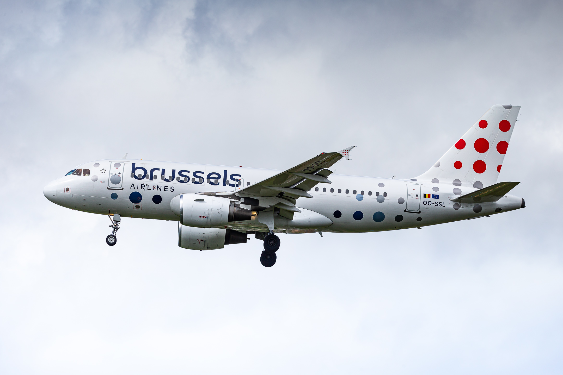 Brussels Airlines Airbus A319-100 ("OO-SSL") on short final for runway 25 right at Brussels Airport on a cloudy spring afternoon, April 2023