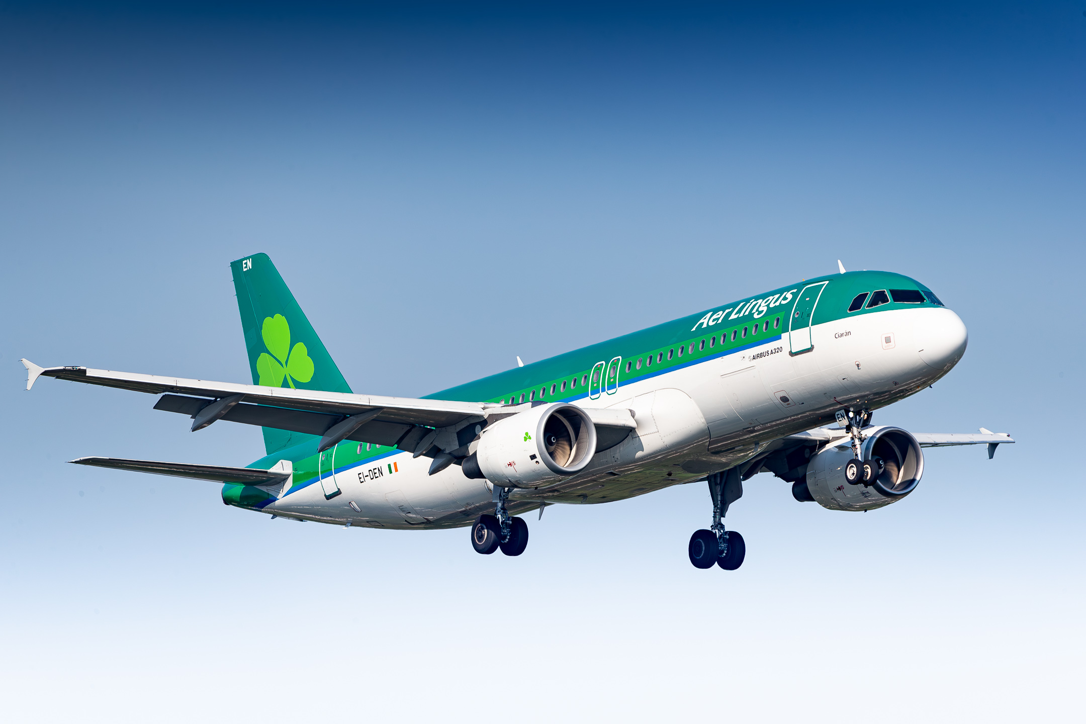 Aer Lingus Airbus A320-200 ("EI-DEN") approaching runway 05 right at Düsseldorf Airport on a bright and sunny spring morning, May 2023