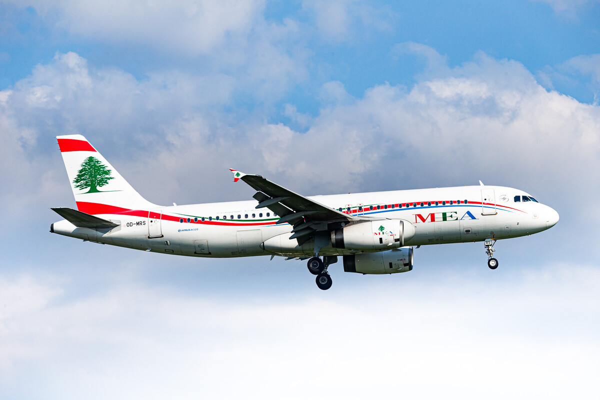 Middle East Airlines (MEA) Airbus A320-232 "OD-MRS" right before touchdown on runway 23R at Düsseldorf Airport, May 2023.