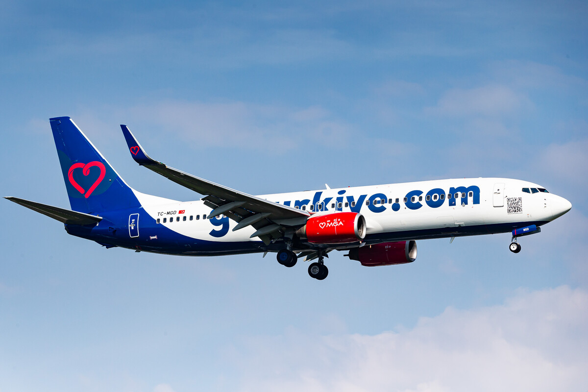 Mavi Gök Airlines Boeing 737-8K5(WL) "TC-MGD" right before touchdown on runway 23R at Düsseldorf Airport, May 2023.