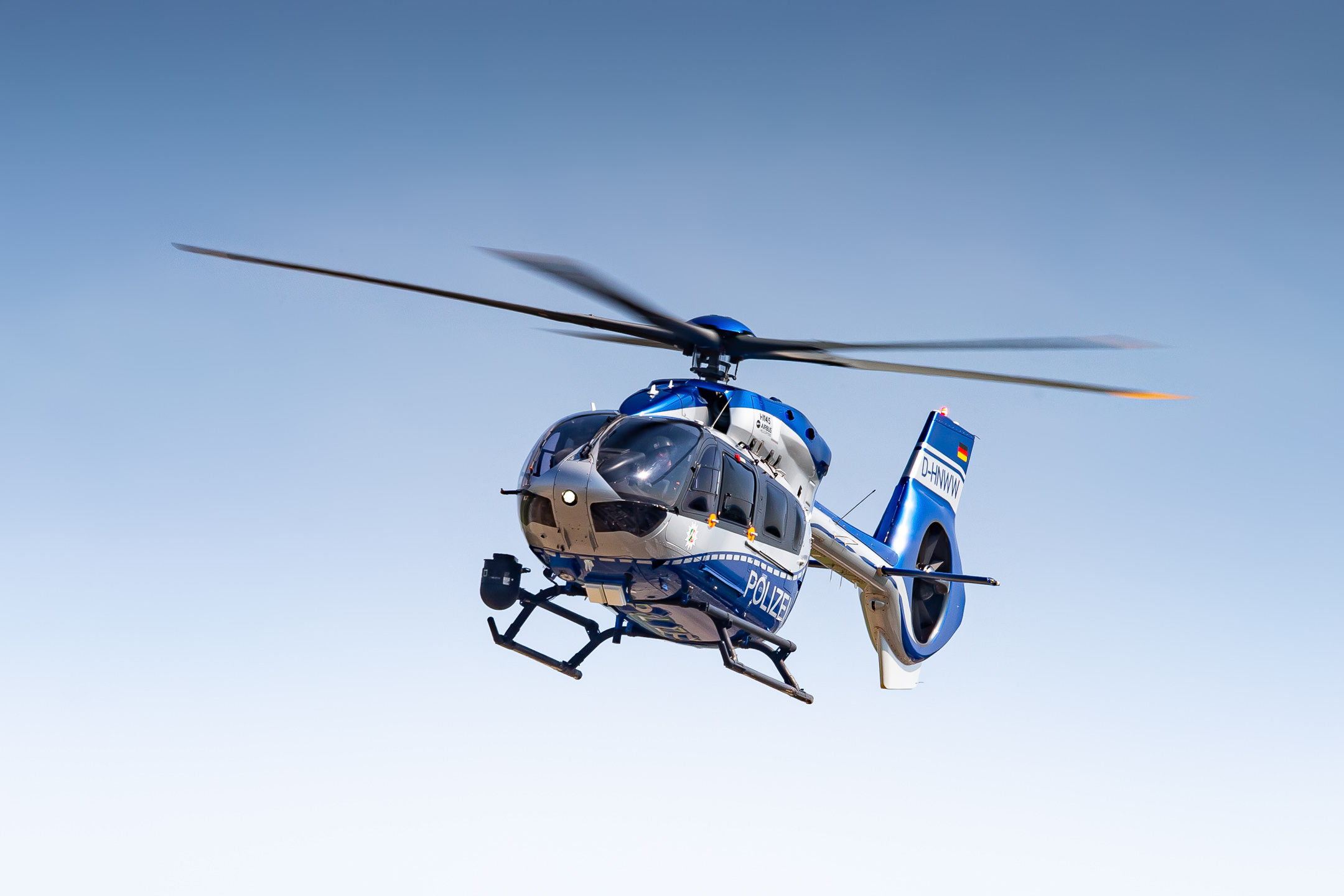 Airbus Helicopters H145 of the Polizeifliegerstaffel Düsseldorf crossing the vicinity of Düsseldorf Airport on its way to the next operation, Mai 2023