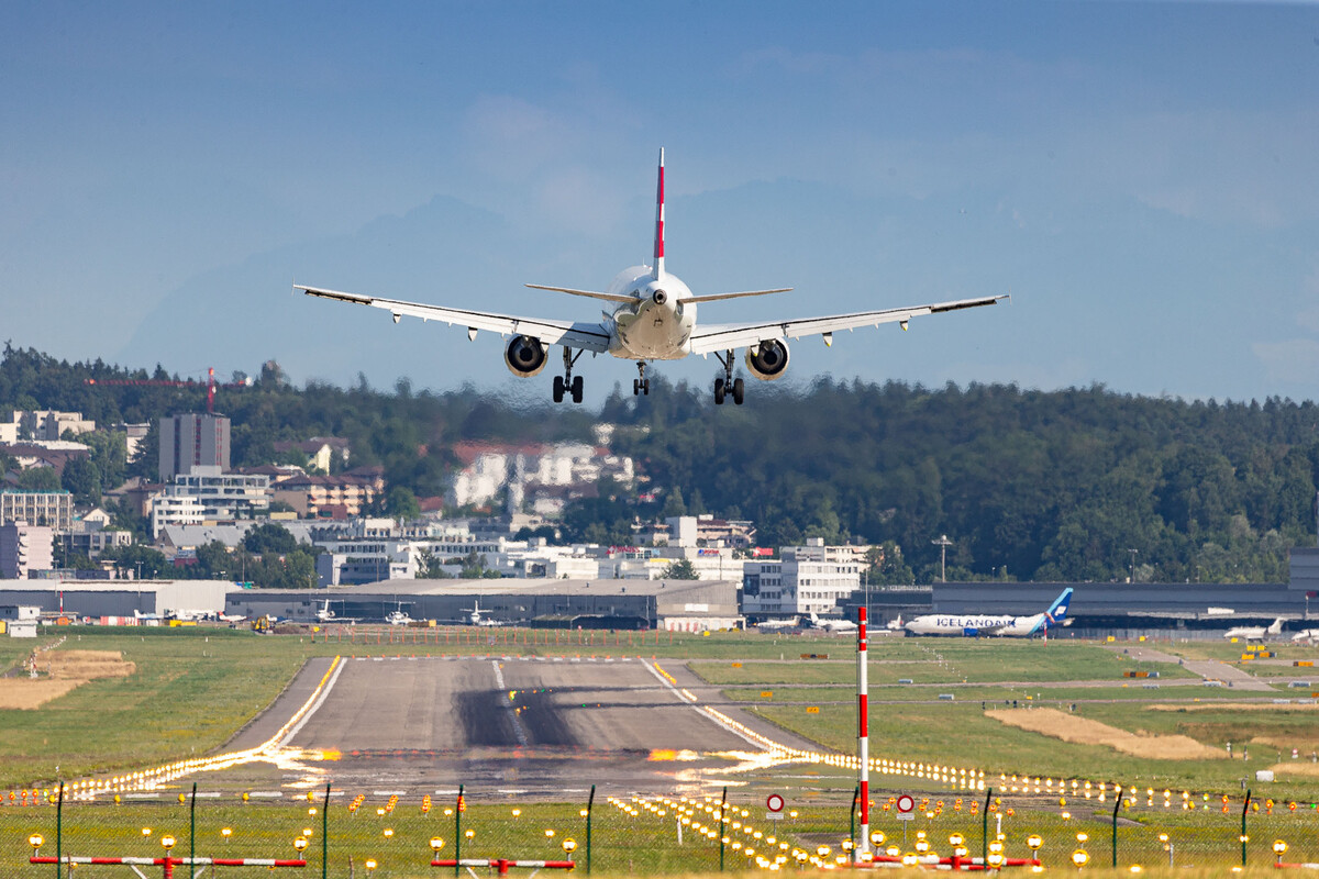 Swiss Airbus A321-200 shortly before touchdown on runway 14L at Zürich Airport on a hot summer day, July 2023