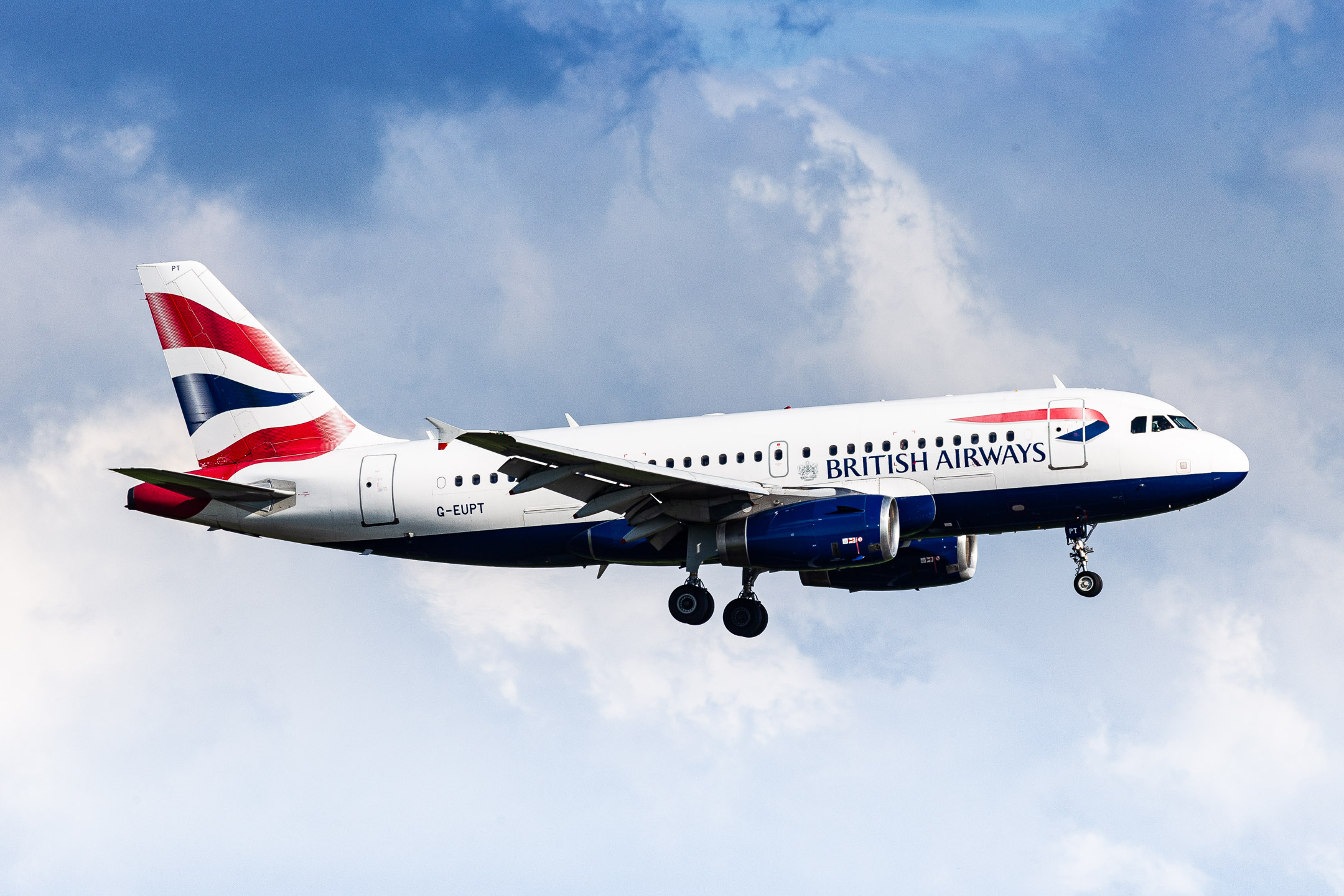 British Airways Airbus A319-131 "G-EUPT" on short final for runway 23L at Düsseldorf Airport, August 2023