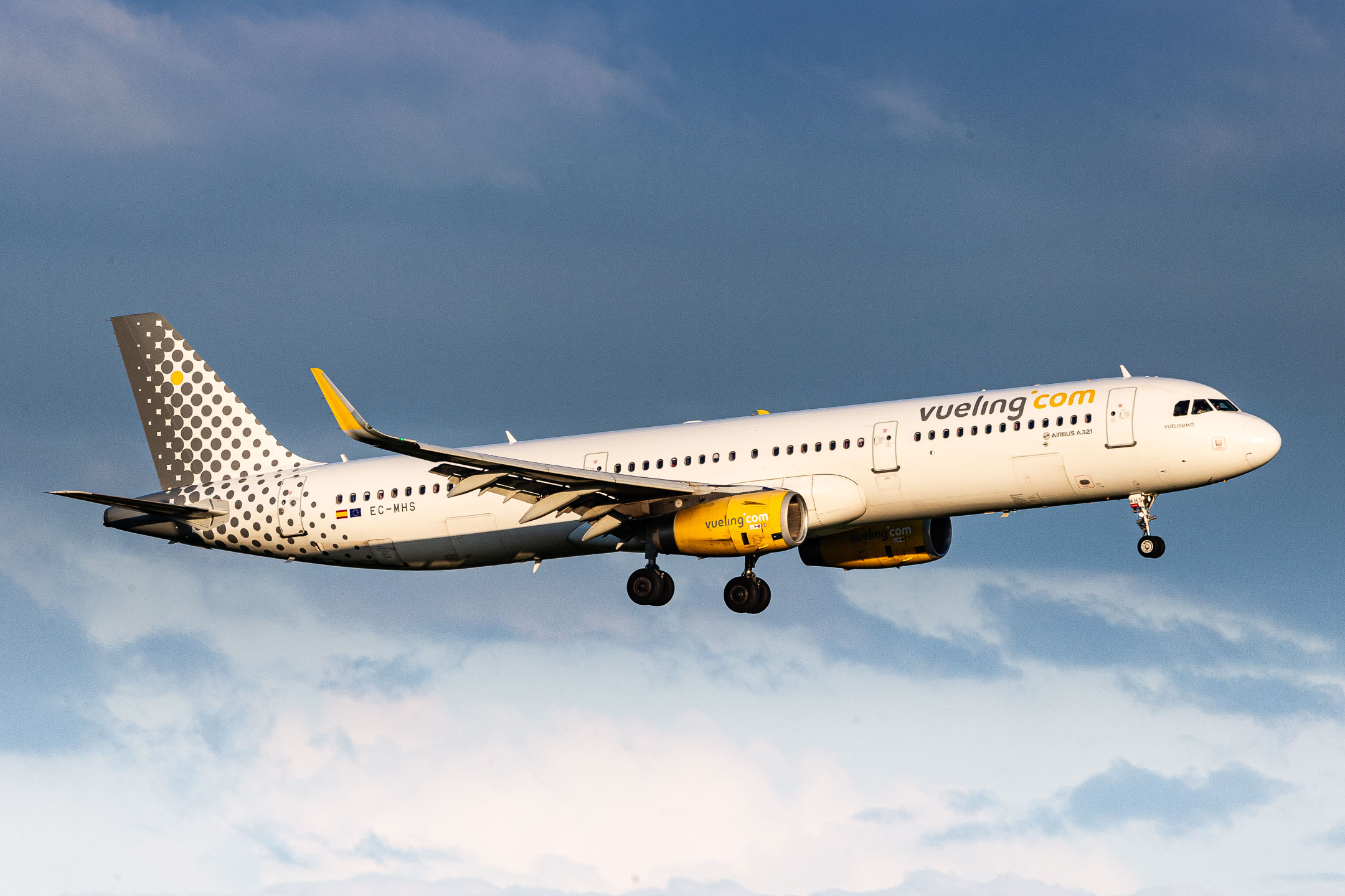 Vueling Airbus A321-231 "EC-MHS" on short final for runway 23L at Düsseldorf Airport, August 2023