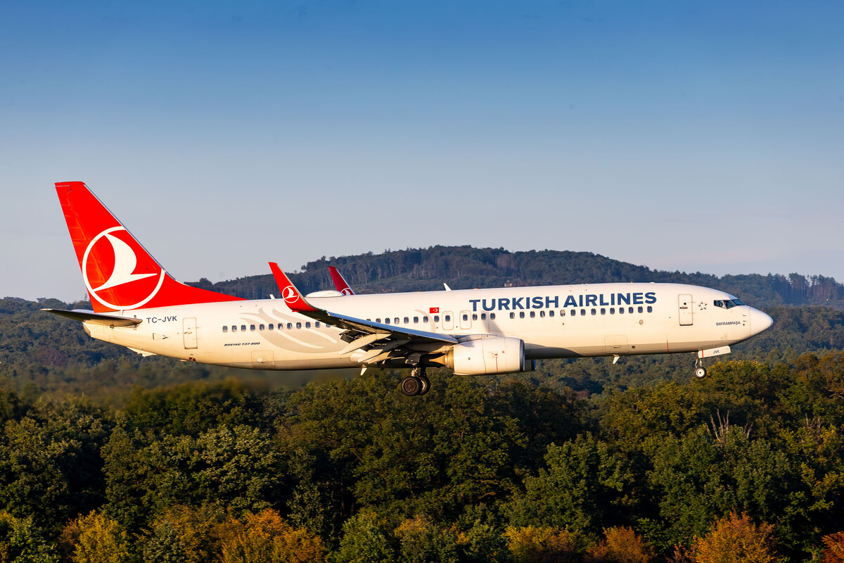 Turkish Airlines Boeing 737-800 "TC-JVK" on short final for runway 14L at Köln Bonn Airport on a warm and sunny late summer afternoon, September 2023