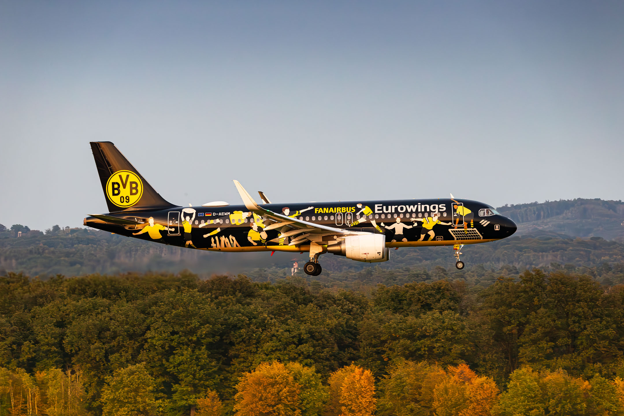 Eurowings Airbus A320-214 "D-AEWM" on short final for runway 14L at Köln Bonn Airport, September 2023