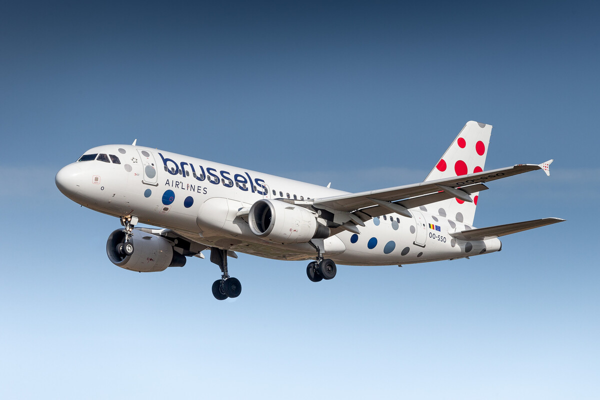 Brussels Airlines Airbus A319-100 "OO-SSO" on short final for runway 25R at Brussels Airport on a sunny autumn morning, October 2023