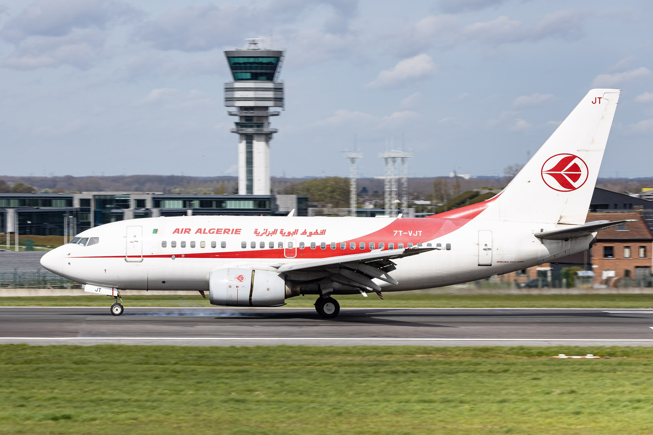 Air Algérie Boeing 737-600 right after touchdown on runway 25L at Brussels Airport, April 2024