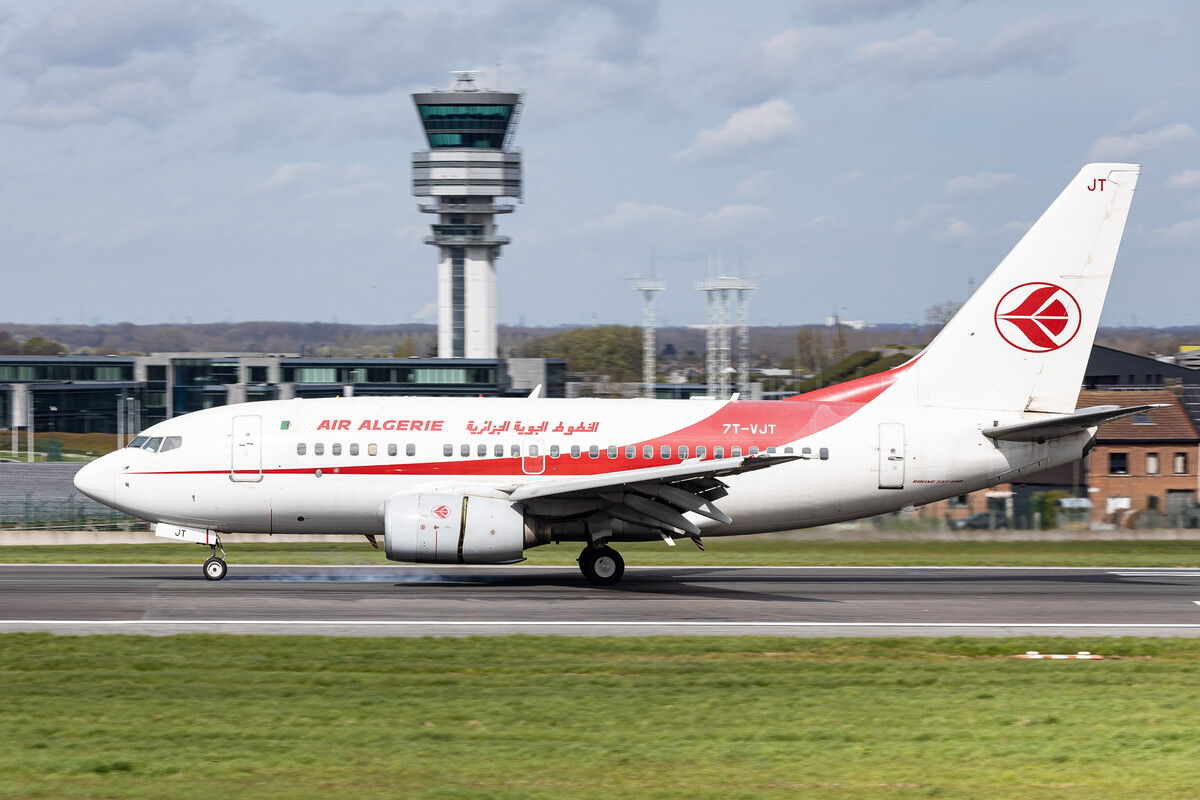 Air Algérie Boeing 737-600 right after touchdown on runway 25L at Brussels Airport, April 2024